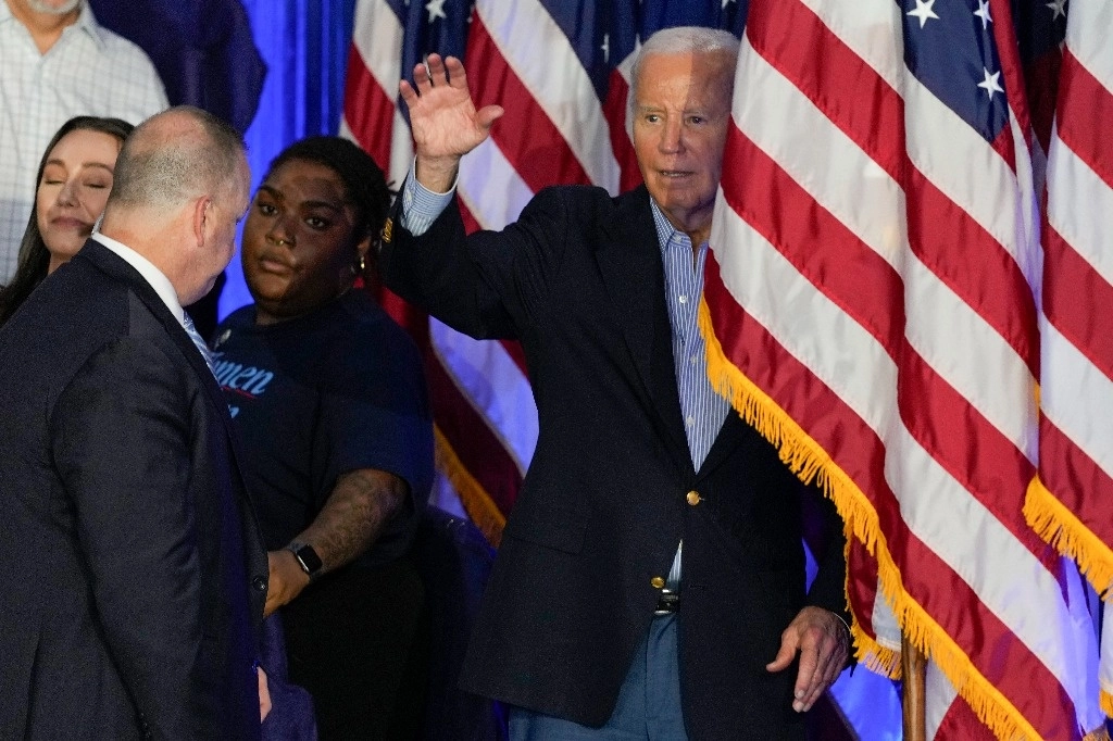 En un intento por borrar la mala imagen que dejó en el debate con Donald Trump y mientras hay demócratas que piden que Kamala Harris lo releve, Joe Biden acudió a una entrevista a la cadena ABC, donde justificó que esa noche se sentía "terrible" a causa de un fuerte resfriado. Foto Ap