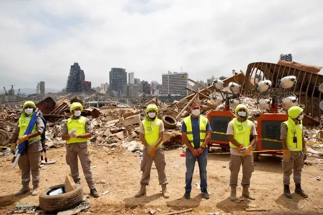 Trabajadores en el sitio devastado, a dos días de las explosiones en el puerto de Beirut. Foto Afp
