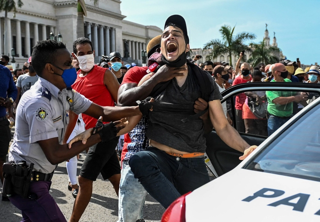 Durante el arresto de un hombre ayer, en la manifestación contra el gobierno de Miguel Díaz-Canel, en La Habana, Cuba. Foto Afp