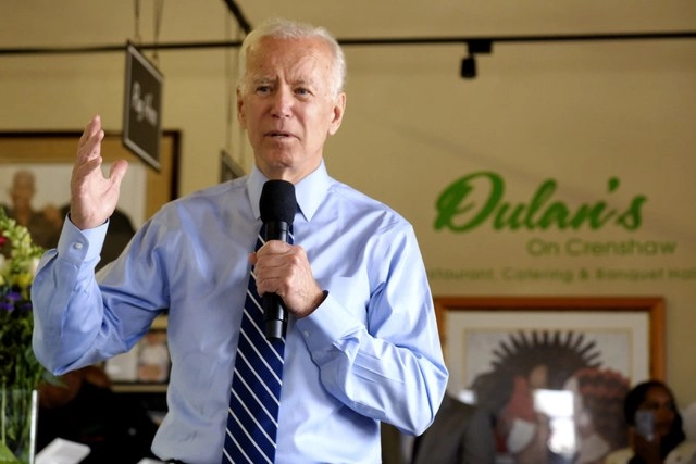 En esta fotografía de archivo, el ex vicepresidente Joe Biden, candidato presidencial demócrata, habla con líderes religiosos comunitarios en Los Ángeles. Foto Ap