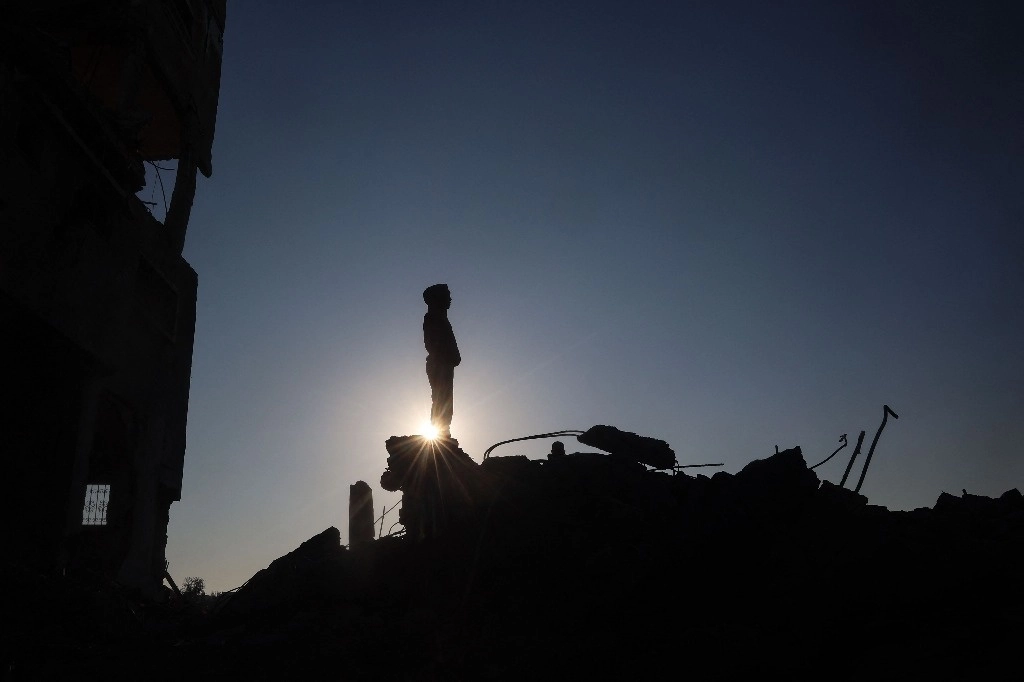 Un joven palestino en medio de la destrucción dejada por un ataque israelí en el campo de refugiados de Al-Maghazi, en el centro de la franja de Gaza, el 3 de enero de 2025. Foto  Afp