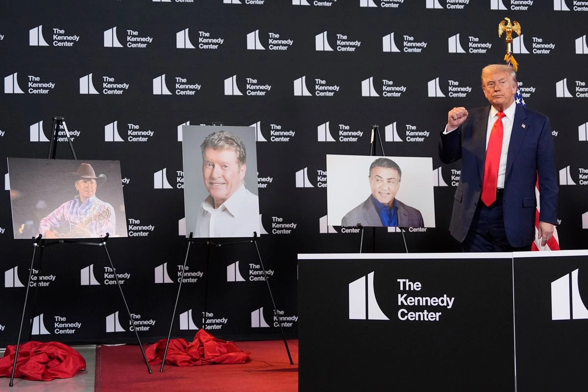 El presidente Donald Trump junto a imágenes de los nominados al Kennedy Center Honors, el músico country George Strait, el actor y cantante Michael Crawford y el actor Sylvester Stallone, en Washington, el 13 de agosto de 2025. Foto 