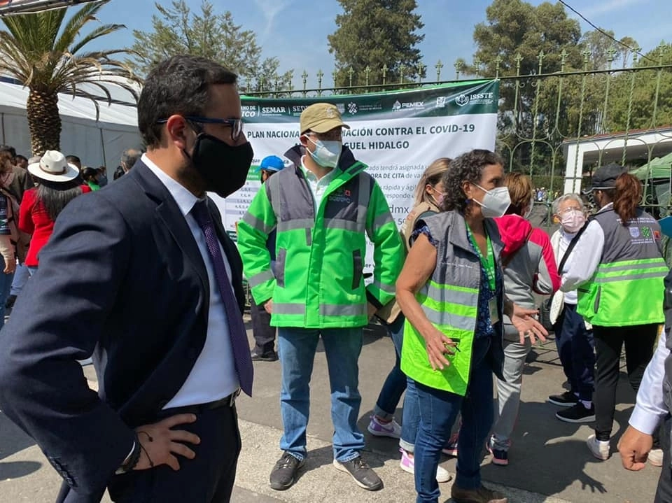 El alcalde de Miguel Hidalgo, Víctor Hugo Romo (izq) durante un recorrido a un centro de vacunación contra COVID-19. Foto tomada de la página de Facebook @vromog  