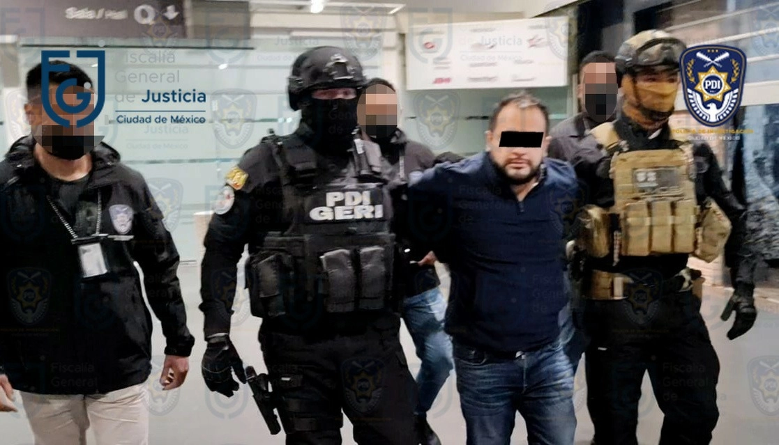 Rautel ‘N’, quien se entregó de manera voluntaria en Monterrey, Nuevo León, a su llegada a la Ciudad de México, donde un juez le impuso la medida de prisión preventiva oficiosa. Foto cortesía FGJ 