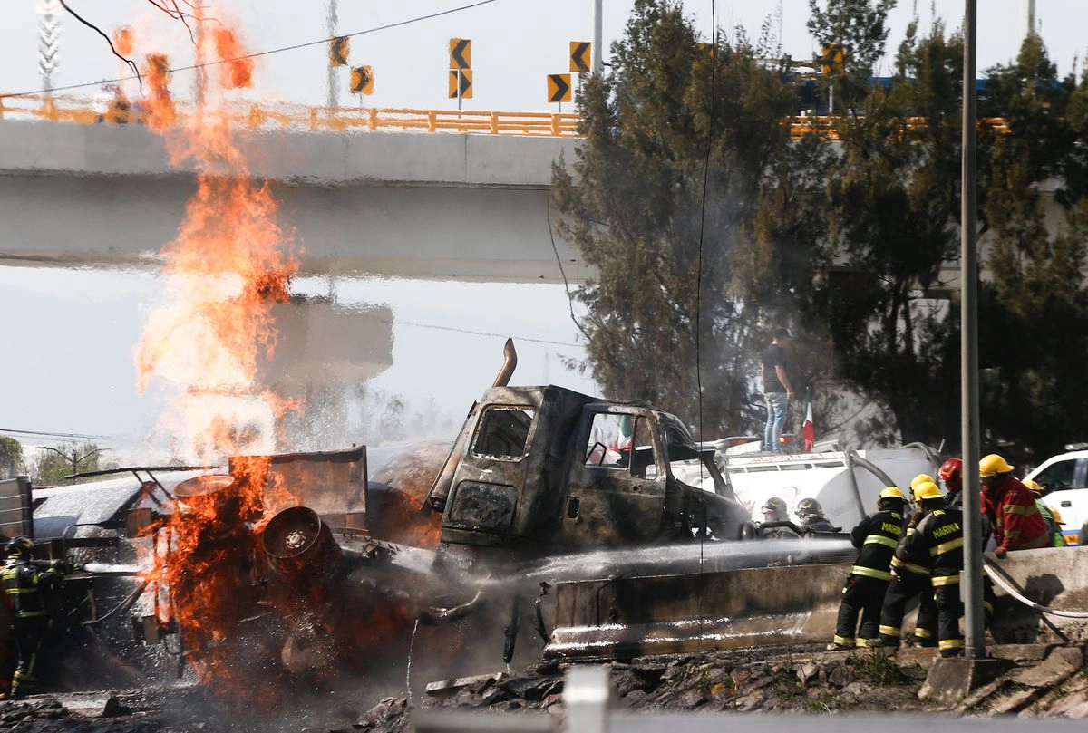 Bomberos y personal de serguridad, durante las labores del control del incendio derivado de la explosión de una pipa que transportaba gas LP sobre la autopista, Mexico, Puebla a la altura del puente de la Concordia, el pasado 10 septiembre del 2025. 