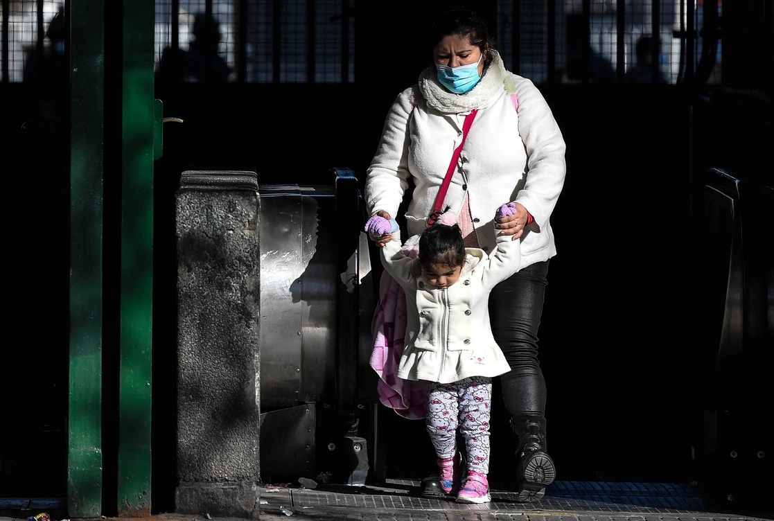 Una mujer y una niña salen de una estación del metro, en Santiago, capital de Chile. Foto Xinhua