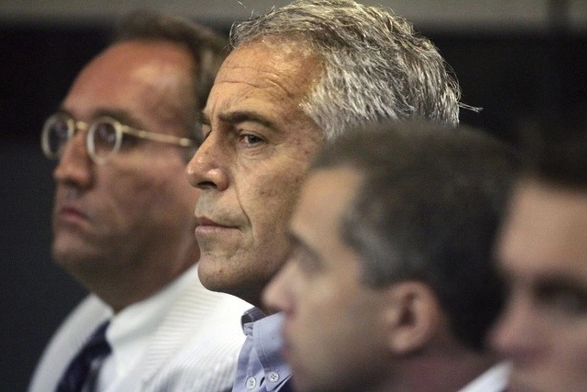 En 2019, el magnate Jeffrey Epstein (centro) se suicidó por ahorcamiento en prisión cuando esperaba a ser juzgado por tráfico sexual. Foto 
