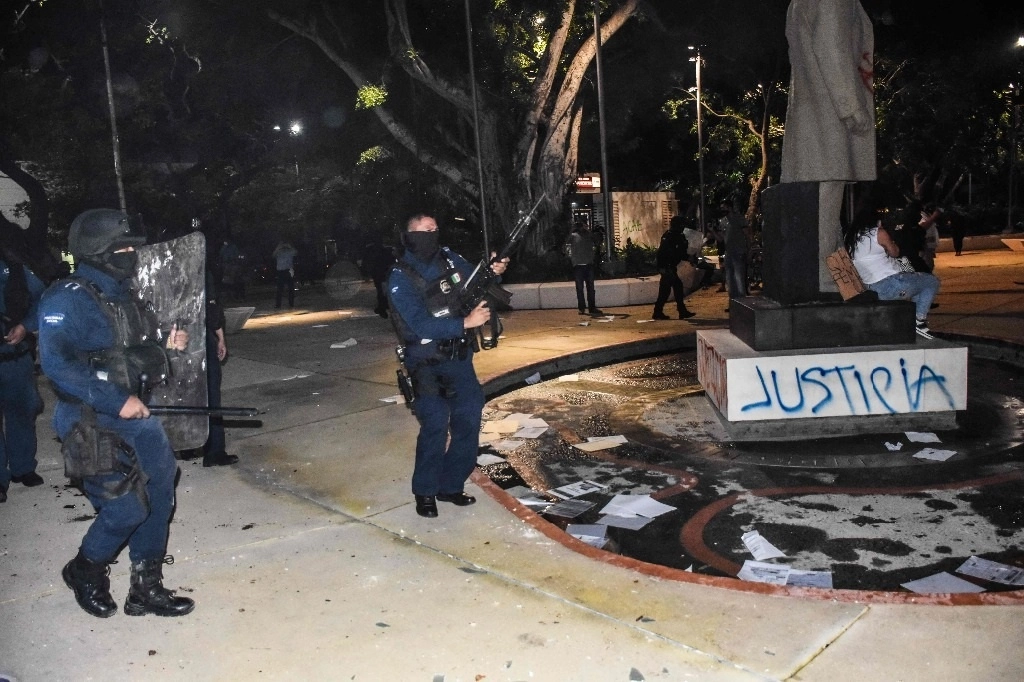 Uno de los integrantes de la policía municipal de Cancún hizo disparos al aire para dispersar la manifestación feminista que protestaba por el asesinato de Alexis. Ocho personas resultaron lesionadas. Foto Afp / Archivo
