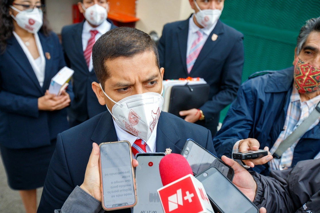 Llegada de victimas de la Línea 12 junto con su abogado Teófilo Benítez Guerrero, a los Juzgados de Justicia Oral. Foto Pablo Ramos
