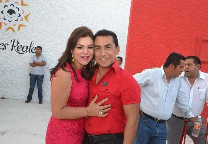 María de los Ángeles Pineda Villa junto al ex edil de Iguala José Luis Abarca. Foto La Jornada/ archivo

