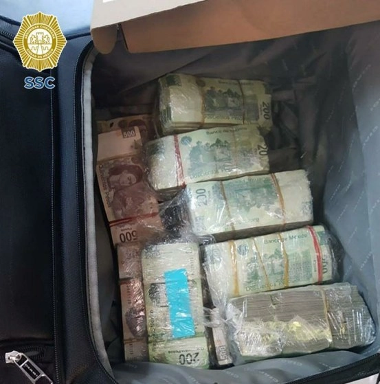 Los 4 mdp fueron encontrados en varios fajos de billetes de distintas denominaciones en una maleta negra. Foto SSC