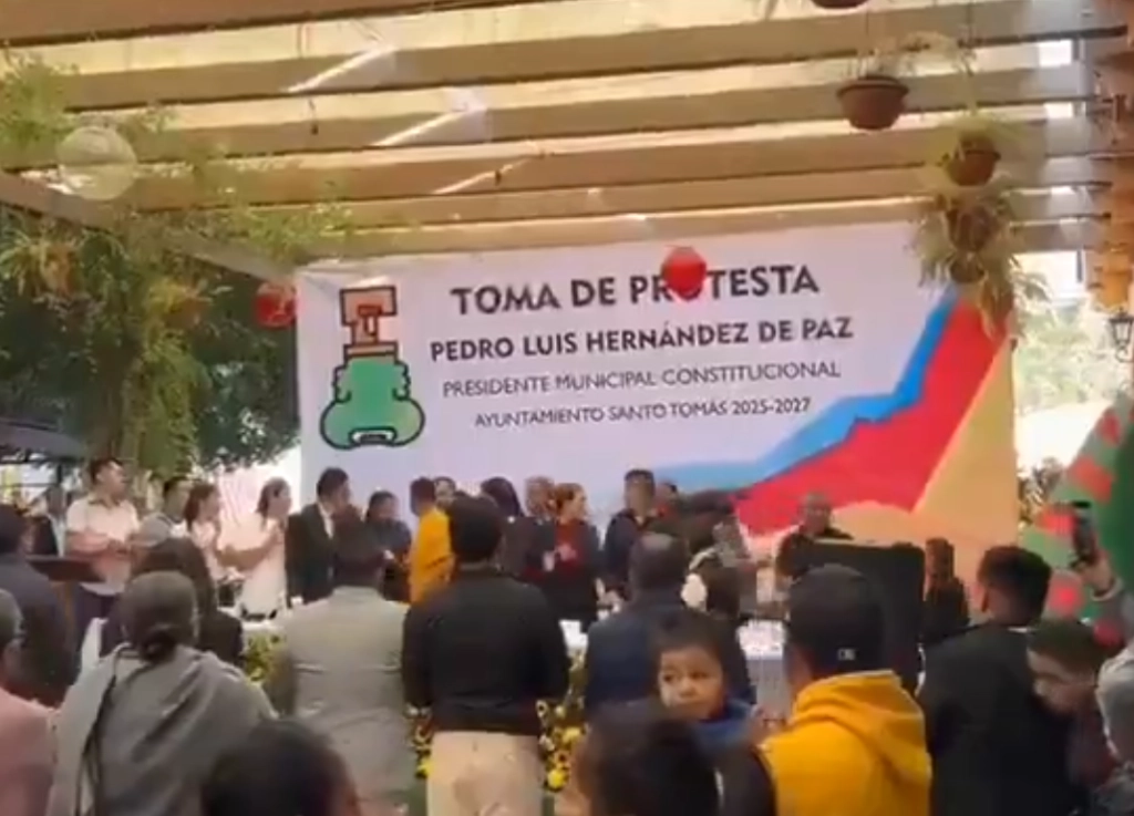 Pedro Luis “N” alcalde electo de Santo Tomás de los Plátanos, Edomex, logró escapar de ser detenido durante tu toma de protesta. Foto Captura del video difundido en redes sociales 