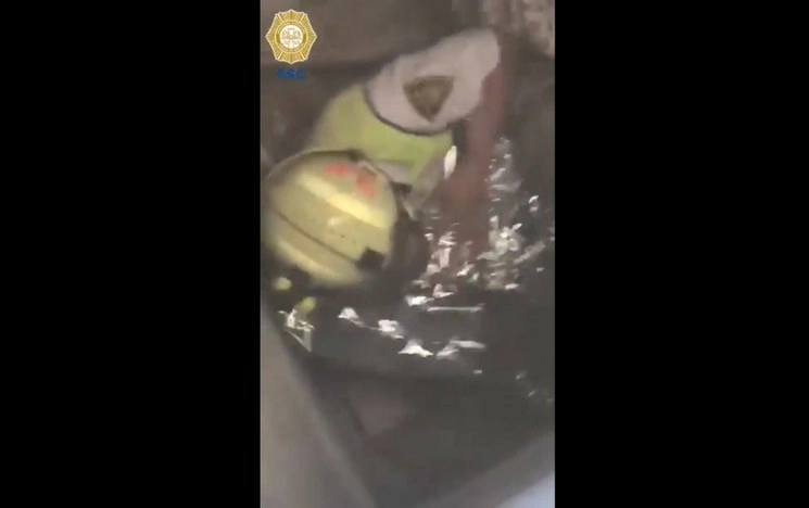 Un rescatista conforta a la bebé tras sacarla de las paredes donde estaba, el viernes 6 de marzo. Foto Twitter @SSP_CDMX