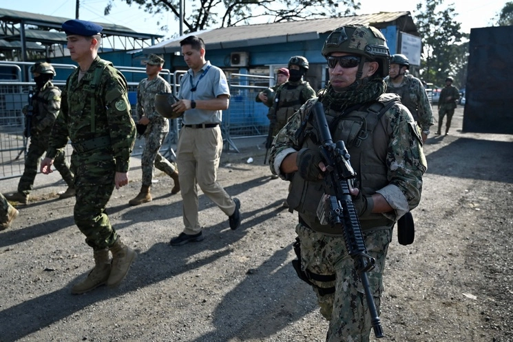 Armas, drogas y dinero fueron localizadas en el penal del Litoral ubicado en Guayaquil, Ecuador. Foto Afp
