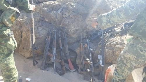 Personal del Ejército decomisó 11 rifles Ak-47 y un rifle R-15, en la localidad de Calera, municipio de Zirándaro, Guerrero. Foto 'La Jornada'