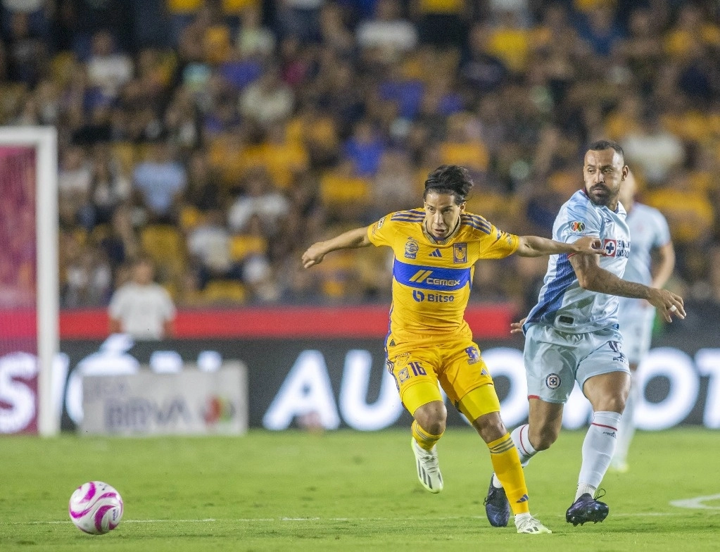 El futbolista de Tigres, Diego Lainez (c) en imagen de archivo. Foto Cuartoscuro