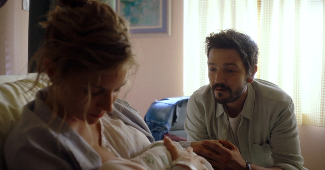Sienna Miller y Diego Luna en ‘Wander Darkly’. Foto Ap