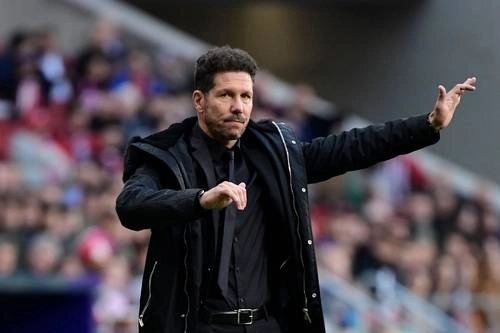 El técnico del Atlético de Madrid, Diego Simeone, dio positivo al Covid-19, aunque se encuentra asintomático. Foto Afp / Archivo