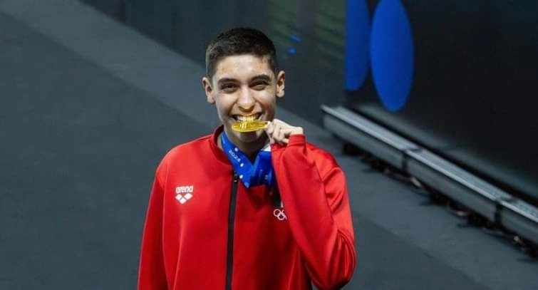 El jalisciense sigue escribiendo una nueva historia en la natación artística de nuestro estado y país, tras convertirse en doble campeón mundial en la modalidad de solo, y subcampeón en dueto. Foto @codejalisco