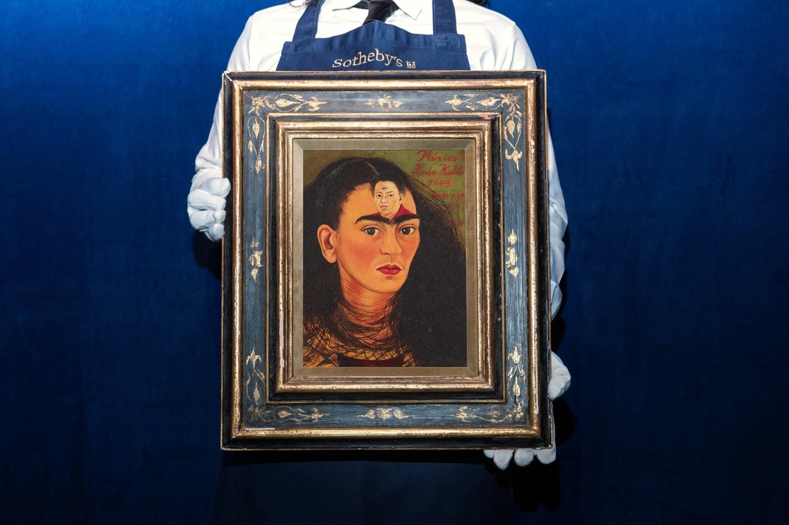 ‘Diego y yo’ es una de las dos pinturas en las que Frida Kahlo explora el doble retrato, pero ésta es la más vulnerable y conmovedora, "captura una inquietud y angustia interna", indicó la casa de subastas Sotheby’s. Foto Afp