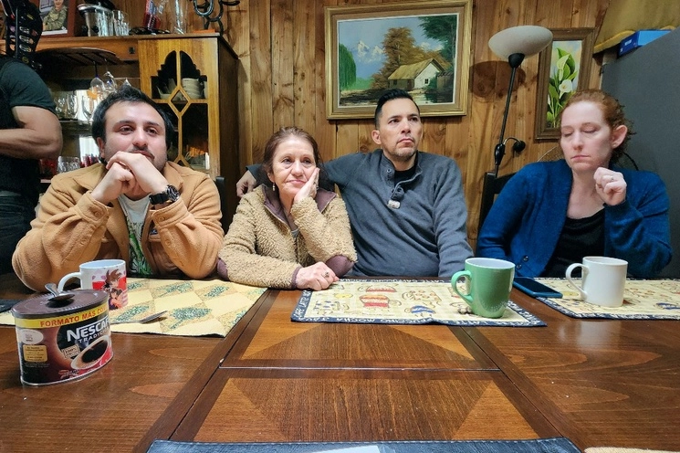 Jimmy Lippert-Thyden, segundo de derecha a izquierda, fue adoptado por una familia de Estados Unidos, pero a su madre, segunda desde la izquierda, le dijeron que murió en la incubadora. Los acompañan la esposa y el hermano del abogado. Foto Ap