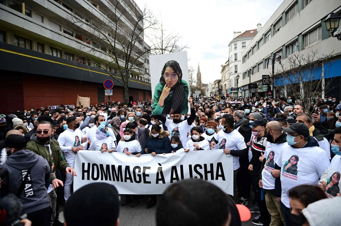 Marcha blanca en memoria de Alisha, de 14 años, quien fue asesinada por dos de sus compañeros en el río Sena. La imagen, del 14 de marzo de 2021. Foto Afp