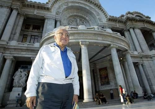 Carlos Monsiváis al salir de Bellas Artes de una mesa redonda en 2016. Foto José Carlo González