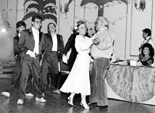 Carlos Monsiváis baila con la también escritora Elena Poniatowska en el Salón Margo, durante una reunión con amigos en 1988.Foto Fabrizio León