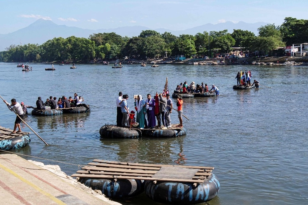 Indocumentados y miembros de la Casa del Migrante cruzan la frontera de México con Guatemala, para sensibilizarlos sobre los riesgos. Foto Afp 
