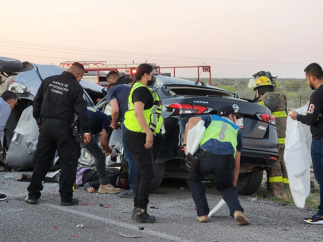 Algunos de los cuerpos quedaron atrapados en el interior de los vehículos, y otros sobre la carretera. Foto La Jornada
