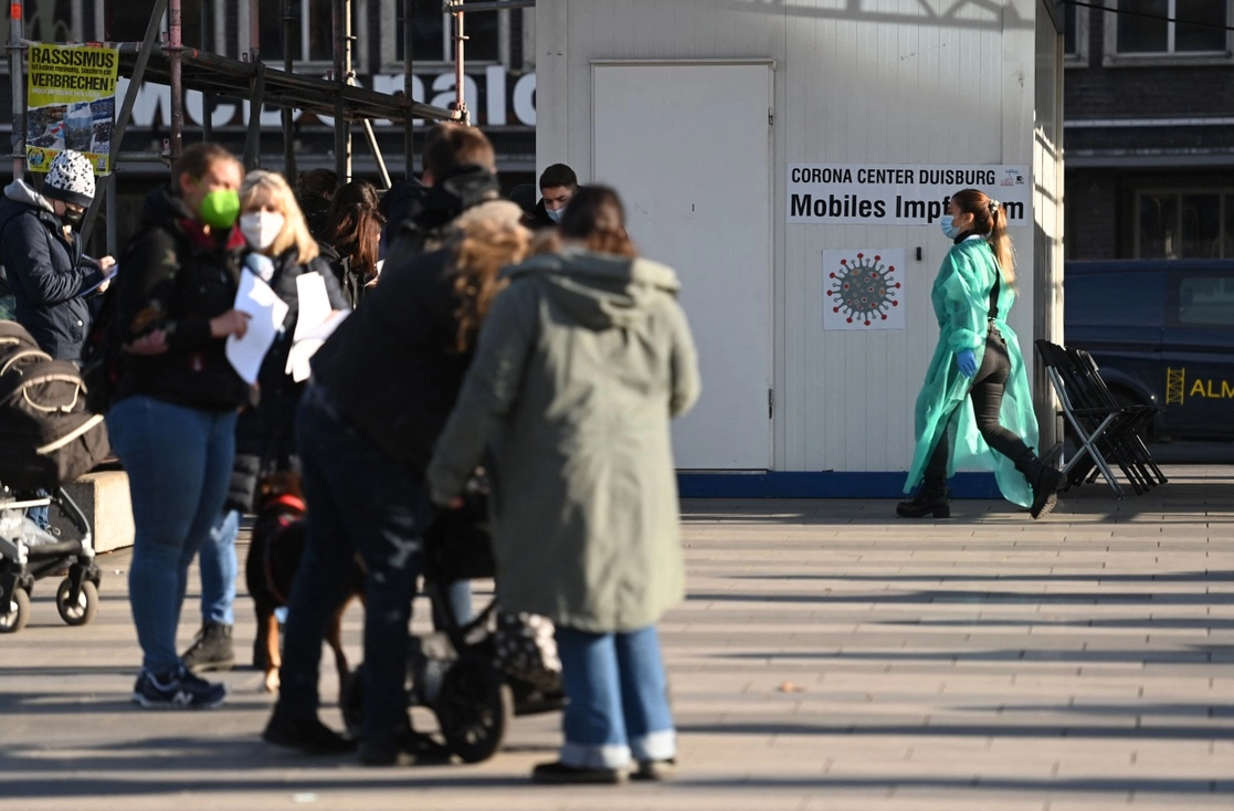 Fila para recibir la vacuna contra el Covid-19 en Duisburg, Alemania, el 12 de noviembre de 2021. Foto Afp