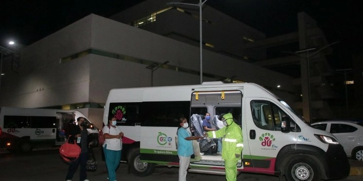 Trabajadores de la salud abordan las unidades que dispuso para ellos el sistema para el Desarrollo Integral de la Familia Tampico. Fotos del DIF