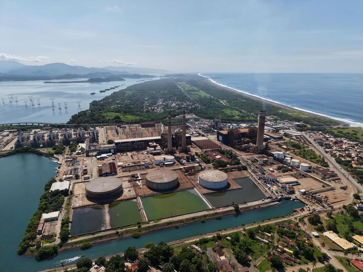 Comentó que el actual gobierno federal busca la conciliación entre objetivos, es decir, un mayor dinamismo económico y reducir la huella ambiental menor. “Eso te reconcilia estas polaridades entre inversión, bienestar, dinamismo económico y descarbonización”. Foto 