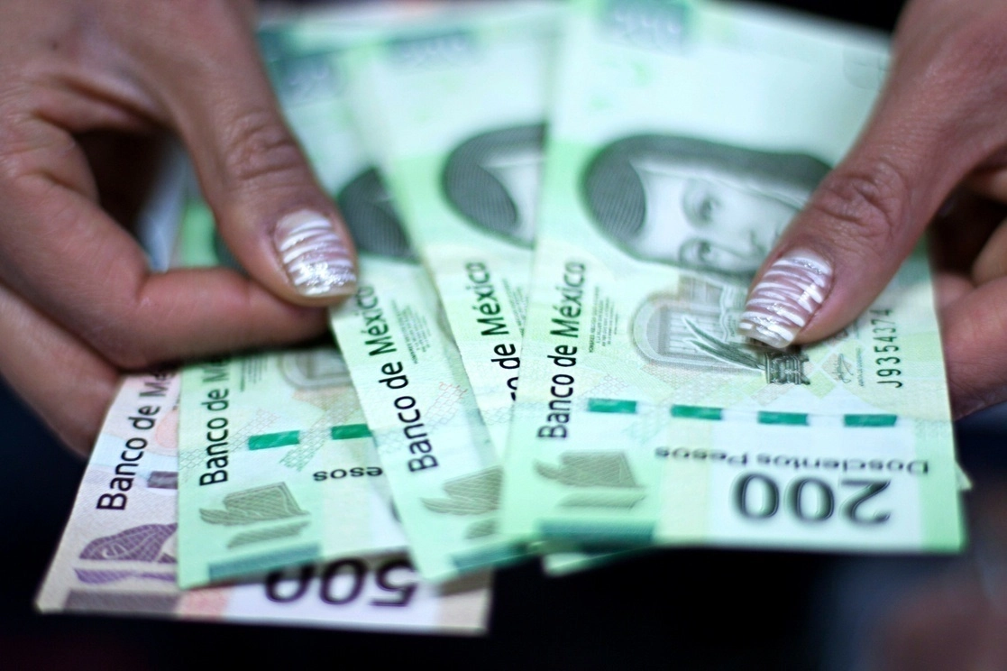 Alrededor de 25 millones de trabajadores subordinados y remunerados que cuentan con prestaciones laborales en este año recibirán el aguinaldo. Foto Cuartoscuro / Archivo