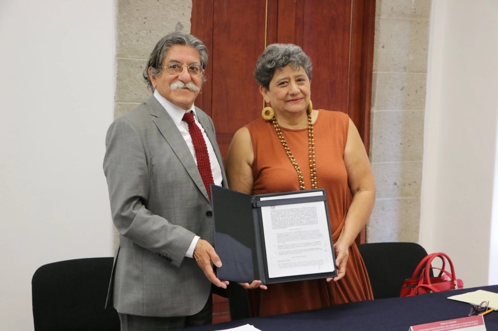 Javier Delgado, director del PUEC UNAM, y Loredana Montes López, del Fideicomiso CH CDMX firmaron el Convenio de Colaboración entre ambas instituciones. Imagen tomada de https://www.facebook.com/fchcm