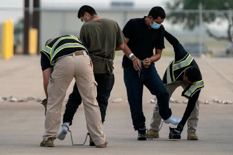Autoridades de Texas deportaron ayer a un grupo de guatemaltecos encadenados de pies y manos, en un vuelo desde Harlingen, a unos días de que venza el Título 42. Antes de que abordaran el avión, elementos de Migración los inspeccionaron exhaustivamente. Foto Ap