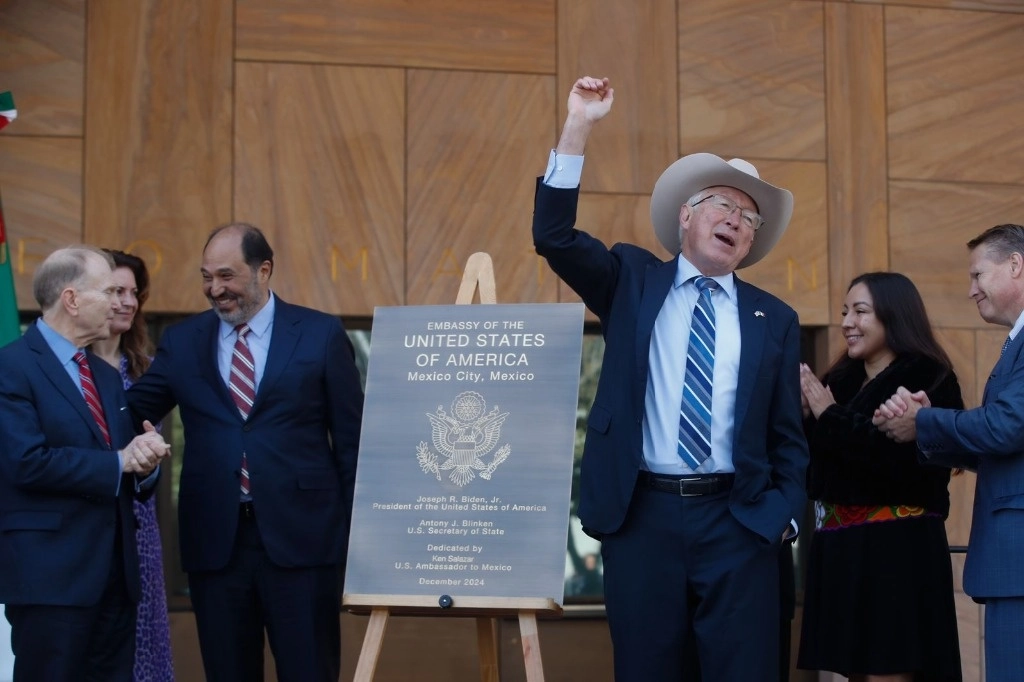 El embajador de Estados Unidos en México, Ken Salazar, encabeza la ceremonia de dedicación de la nueva embajada en la CDMX. Foto Cristina Rodríguez