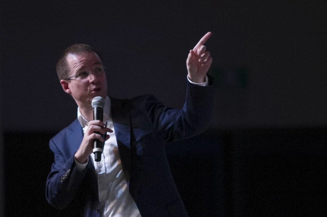 El juez aceptó el argumento de la defensa del ex candidato presidencial del PAN, Ricardo Anaya, quien señaló que apenas el viernes pasado la FGR les entregó mil hojas más de la carpeta de investigación. Foto Cuartoscuro / Archivo