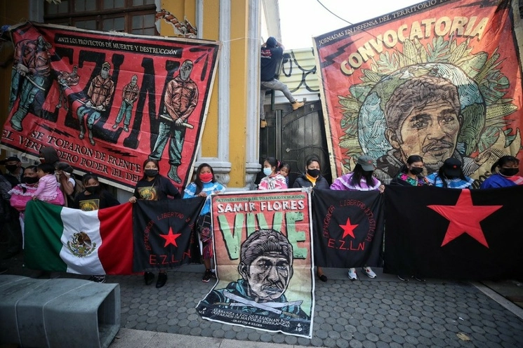 Integrantes de Pueblos Unidos se manifiestan contra el gobierno poblano y la empresa Bonafont, cuyos contratos han derivado en desalojos, en la Casa de la representación de Puebla en la colonia Roma de la CDMX, el 20 de febrero de 2022. Foto Marco Peláez