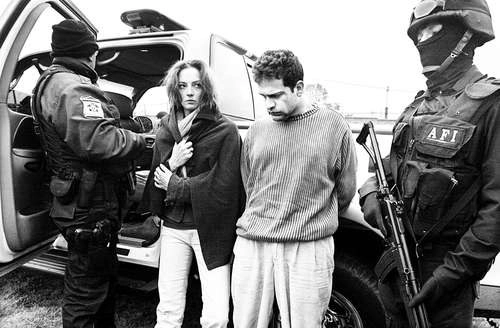 Florence Cassez e Israel Vallarta, el 9 de diciembre de 2005, cuando fueron presentados a la prensa por agentes de la Agencia Federal de Investigación. Foto Alfredo Domínguez /Archivo