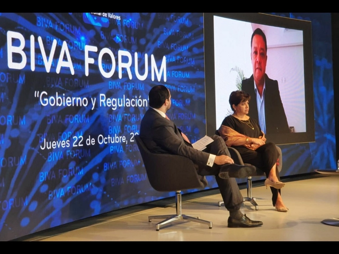 La subgobernadora del Banco de México, Irene Espinosa; el subsecretario de Hacienda, Gabriel Yorio (derecha); y Gabriel Casillas, de Banorte México, durante el último panel del BIVA Forum "Gobierno y Regulación", en que ambos organismos tuvieron opiniones encontradas respecto a Pemex. Foto tomada del Twitter de @BIVAMX