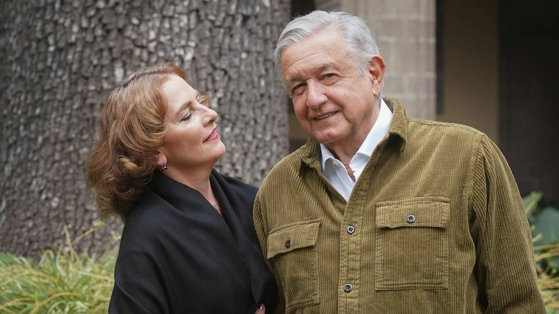 El presidente Andrés Manuel López Obrador y su esposa Beatriz Gutiérrez Müller enviaron felicitaciones por Navidad desde Palacio Nacional, en la Ciudad de México, el 24 de diciembre de 2022. Foto Cuartoscuro 