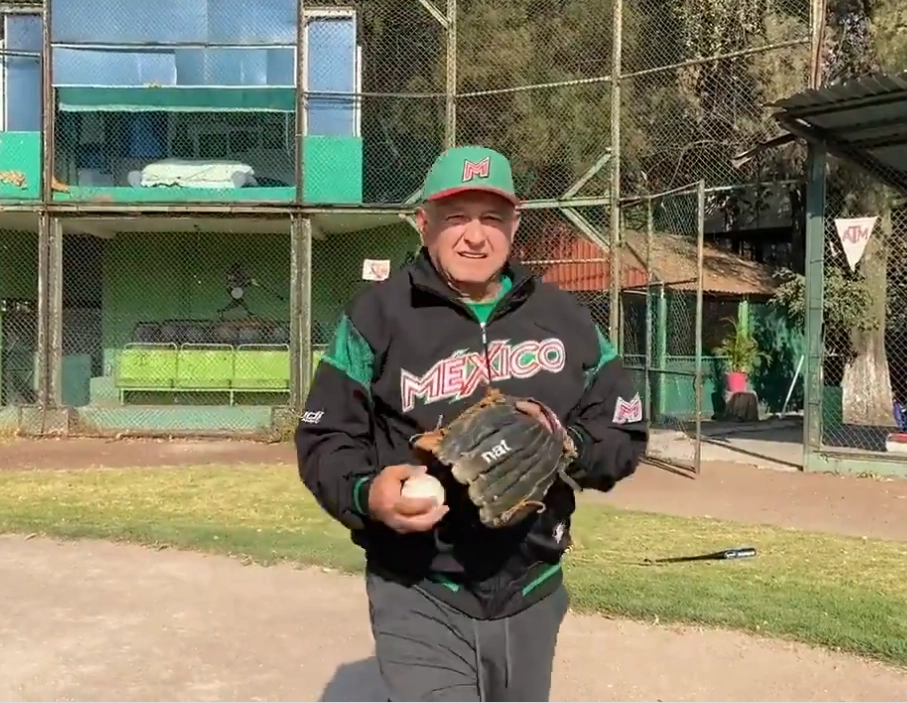 El presidente Andrés Manuel López Obrador difundió un video con una práctica de béisbol, deporte que le apasiona. Foto @lopezobrador_