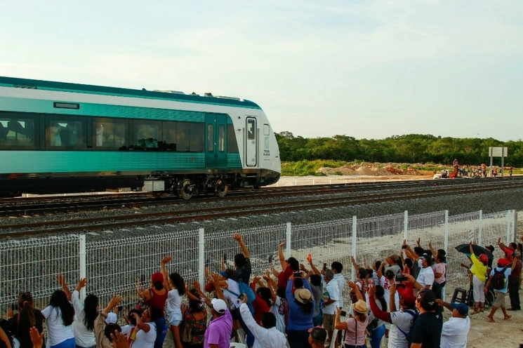 El Tren Maya hizo su primer recorrido de prueba de Campeche rumbo a Mérida, Yucatán, con el Presidente de México, Andrés Manuel López Obrador, y una pequeña comitiva a bordo. Personas esperaron el paso del convoy para saludar al "Jaguar Rodante". Foto Cuartoscuro