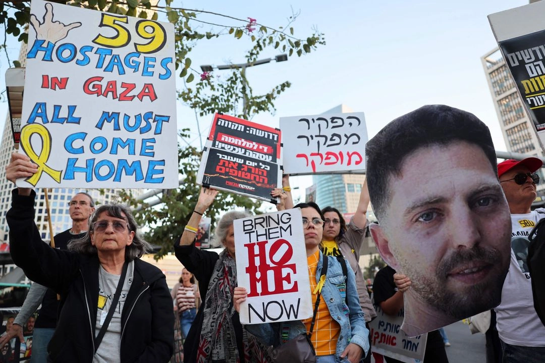 Manifestantes exigen el fin de la guerra y la liberación de los rehenes israelíes retenidos en la franja de Gaza, en Tel Aviv, Israel, el 8 de mayo de 2025. Foto