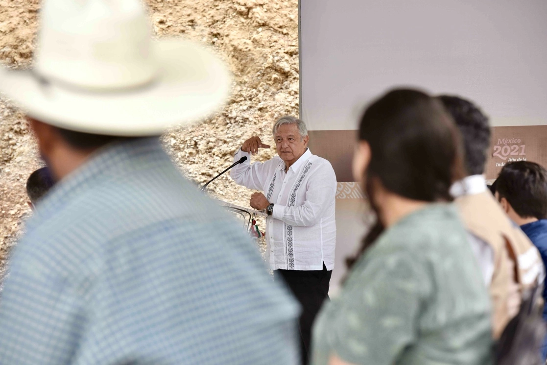 Supervisión de la Autopista Barranca Larga - Ventanilla en Oaxaca. Foto Presidencia