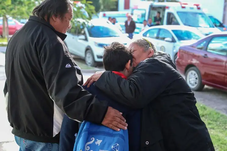 Una pareja recoge a su hijo de la escuela, tras la balacera ocurrida el pasado viernes en Torreón. Foto Afp