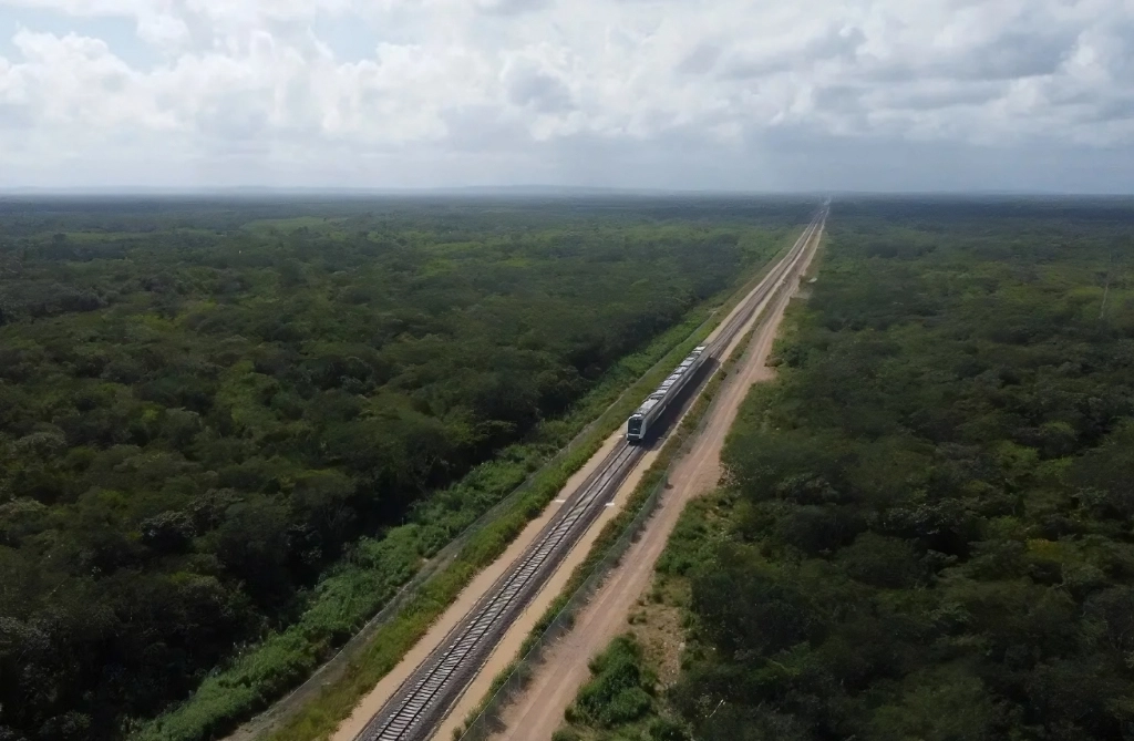 El ferrocarril, a su paso cerca de Chocholá, en Quintana Roo. Foto Ap / Archivo 