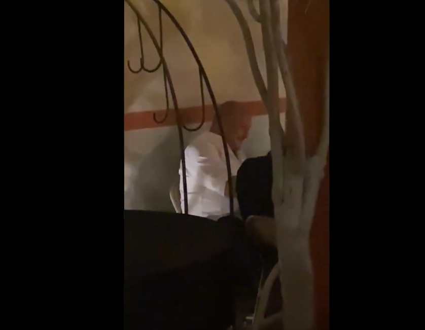 El gobernador de Jalisco, Enrqiue Alfaro, en un bar de Zapopan. Imagen tomada del video a través del Twitter de @EmmanuellePaez
