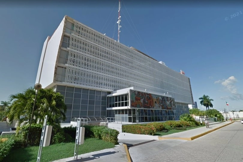 Los morenistas fueron captados recibiendo varios fajos de billetes en las oficinas del Palacio de Gobierno de Campeche en junio de 2021. Imagen tomada de Google Maps
